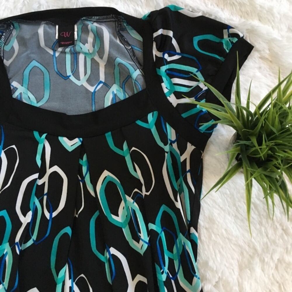 Size Medium Short Sleeve White/Blue Link Top